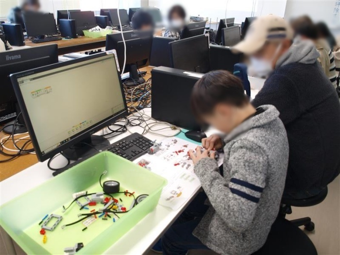 右：R6_レゴロボットをつくろう_ぼかしあり